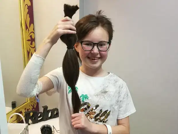 Gen Terapisi Tedavi Edilemeyen Kanser Hastaları İçin Umut Olabilir 13 yaşındaki Alyssa, tedavi sırasında saçlarını kaybedeceğini öğrendiğinde saçlarını bağışlamaya karar verdi. Baz düzenlenmiş T-hücreleri aldıktan sonra altı aydır remisyonda.