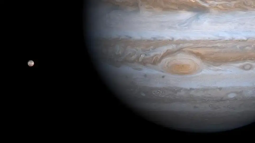 Jüpiter ve uydusu Io, 2000 yılında Cassini Uzay Aracı'ndan görüldüğü şekliyle.