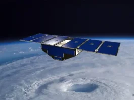 Bir kasırganın üzerindeki yörüngede bulunan sekiz CYGNSS uydusundan birinin çizimi. Kredi: NASA