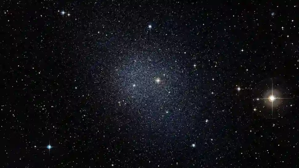 Samanyolu'nun bilinen yaklaşık 59 cüce uydu galaksisinden biri olan Fornax cüce galaksisi. (Resim kredisi: ESO/Digitized Sky Survey 2)