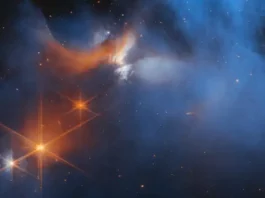 Chamaeleon I bulutunun merkez bölgesinde, arka plandaki yıldızlardan (turuncu) gelen ışık, soğuk, ince toz ve gaz bulutundaki (mavi) elementleri ortaya çıkarır NASA, ESA, CSA ve M. McClure (Leiden)