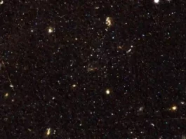 Resimde üç galaksiden biri olan Scl-MM-dw5 ve merkezde kümelenmiş yıldızları görülüyor. (Resim kredisi: NASA, HST-GO-15938, PI: Mutlu-Pakdil)