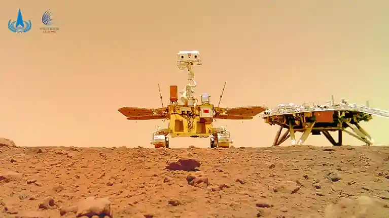 Zhurong (resimde, ortada) geçtiğimiz Mayıs ayında kış uykusuna yatmadan önce Mars'ı keşfetmek için bir yıl harcadı.Credit: Xinhua/Shutterstock