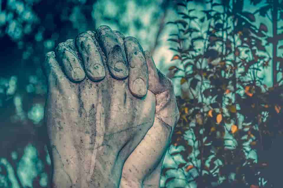 Kainatın Gizemi: Tanrı'nın Varlığına İlişkin Bilimsel, Felsefi ve Teolojik Analizler Kredi: Pixabay https://pixabay.com/photos/sculpture-prayer-hands-religion-3611519/